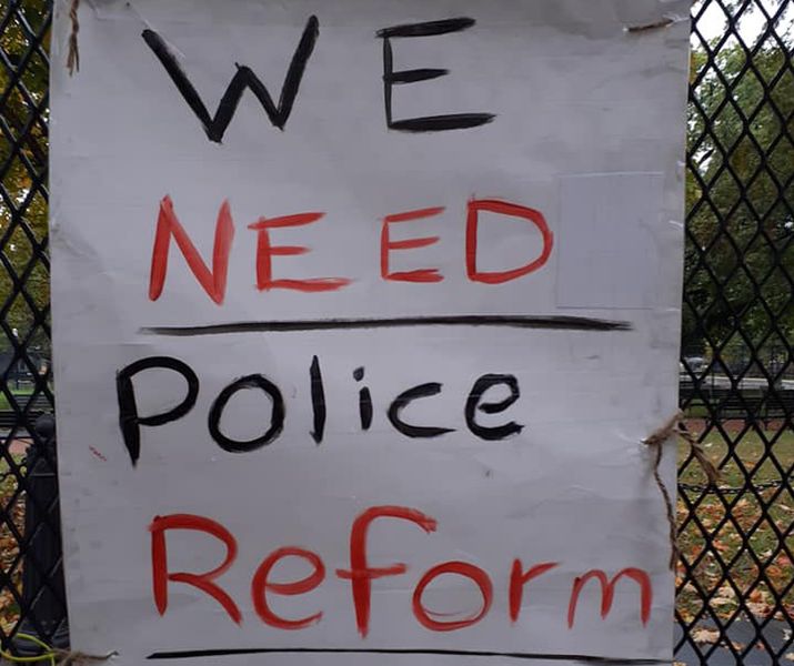 Plakat wzywający do reformy policji w USA