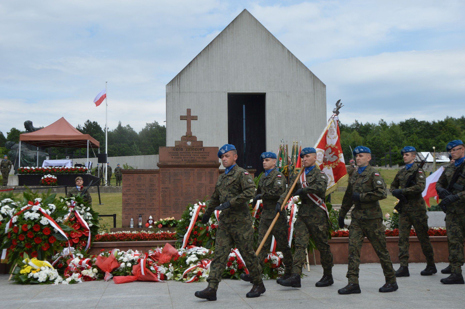 Uroczystości upamiętniające 82 rocznicę niemieckiej zbrodni w Michniowie zorganizowano z wojskową oprawą.