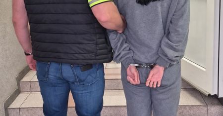 Zwabili go pod pretekstem rozmowy. 20-latek miał być więziony, bity i poniżany".