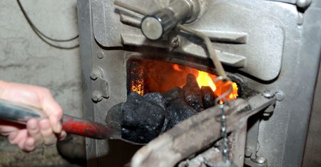 Nie rozpalisz kominka, nie użyjesz dmuchawy do liści. Kary do 5 tys. zł