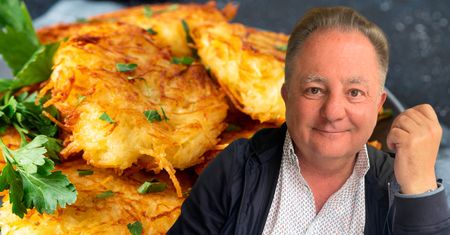Nie dodajemy do placków ziemniaczanych. Robert Makłowicz udowadnia, że to ogromny błąd