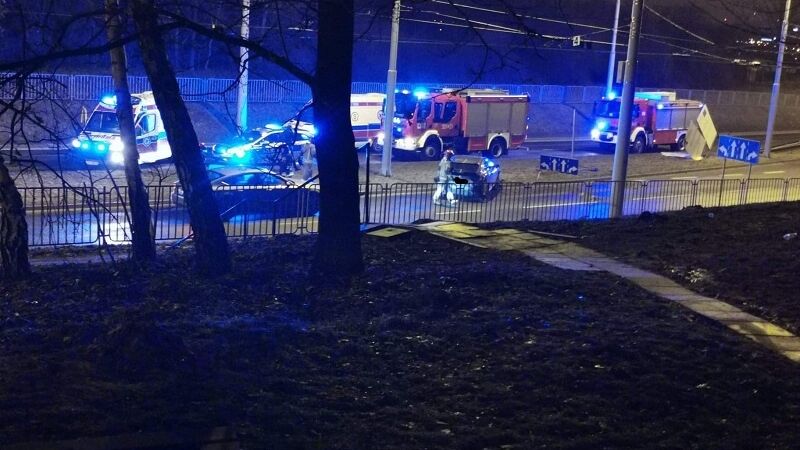 Kierowca hondy stracił panowanie na ul. Jana Pawła II i uderzył w latarnię | fot. czytelniczka Sylwia