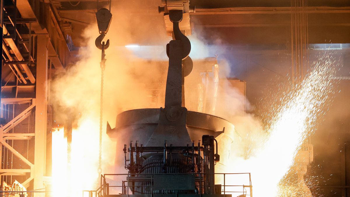 Huta Częstochowa wznowiła prace. Ministra przemysłu o strategii