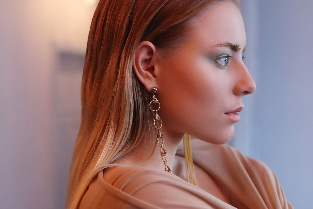Czy złote kolczyki są modne?