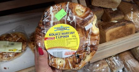 Weszłam do sklepu w Wetlinie po bułki na szlak. Na półce czekał "kołacz maryjny"