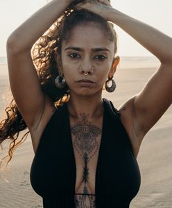Tatuaż między piersiami. Zmysłowa ozdoba dla odważnych kobiet