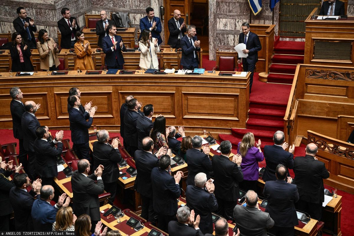 Członkowie greckiego rządu oklaskują greckiego premiera Kyriakosa Mitsotakisa po jego przemówieniu podczas debaty w greckim parlamencie w sprawie ustawy o małżeństwach osób tej samej płci 