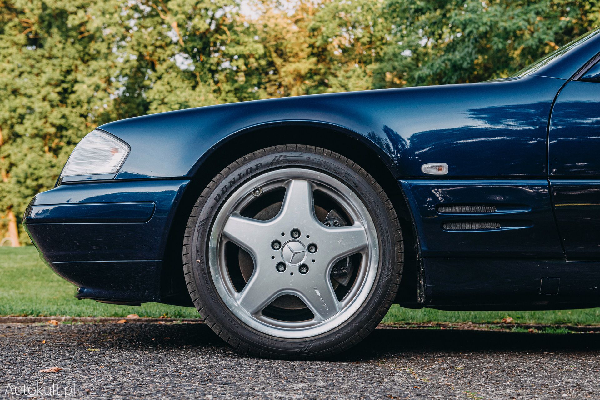 R129 docenili także jurorzy, kiedy rok po debiucie SL został nagrodzony nagrodą "Car Design Award" m.in. za idealne wpasowanie stylistyczne w panujące trendy przy zachowaniu odpowiedniej dozy tradycji