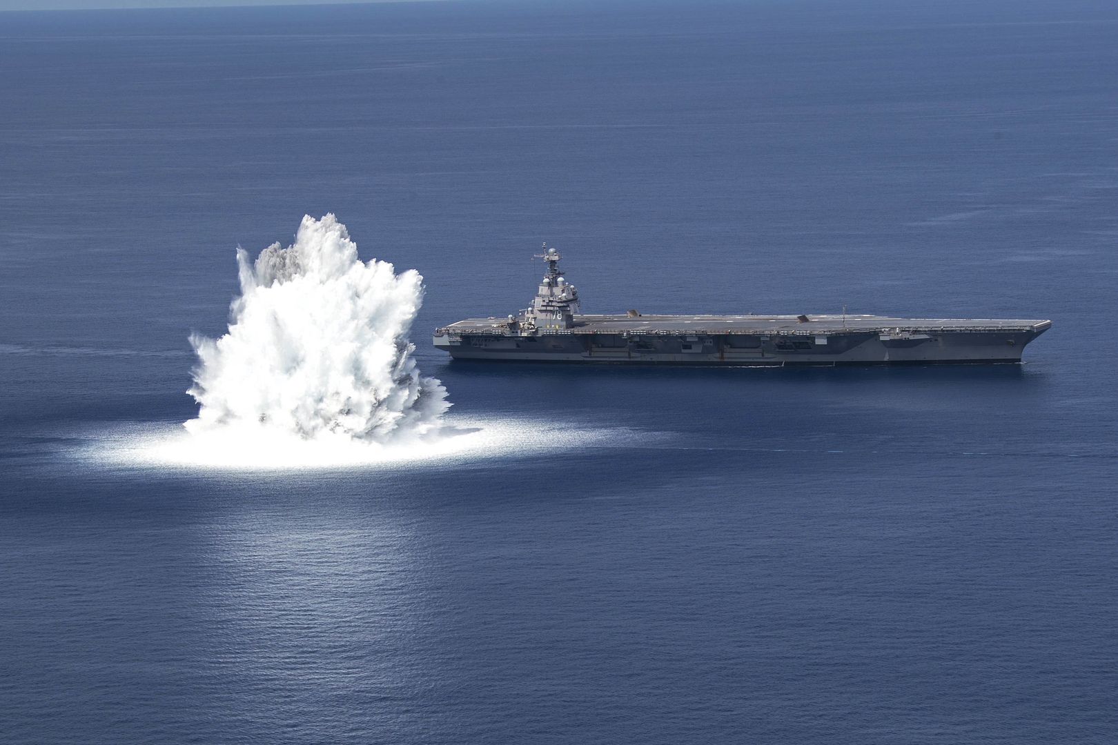 Lotniskowiec USS Gerald R. Ford podczas prób Full Ship Shock Trials