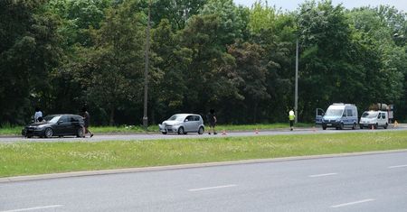 Kierowca BMW wpadł w poślizg na mokrym asfalcie podczas wyprzedzania. Zderzył się z Daihatsu, te zatrzymało się na latarni