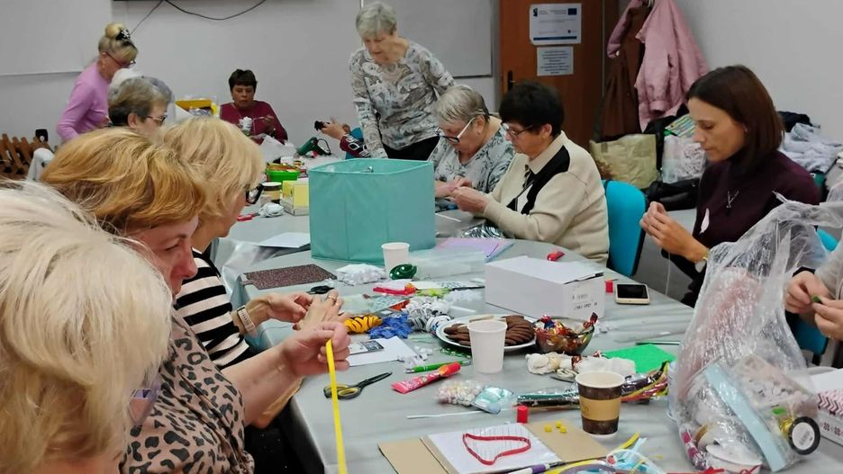 Seniorzy przygotowywali się do akcji już od października. Na zajęciach manualnych własnoręcznie i z własnych materiałów przygotowali prawie 300 ozdób świątecznych. Więcej na kolejnych zdjęciach