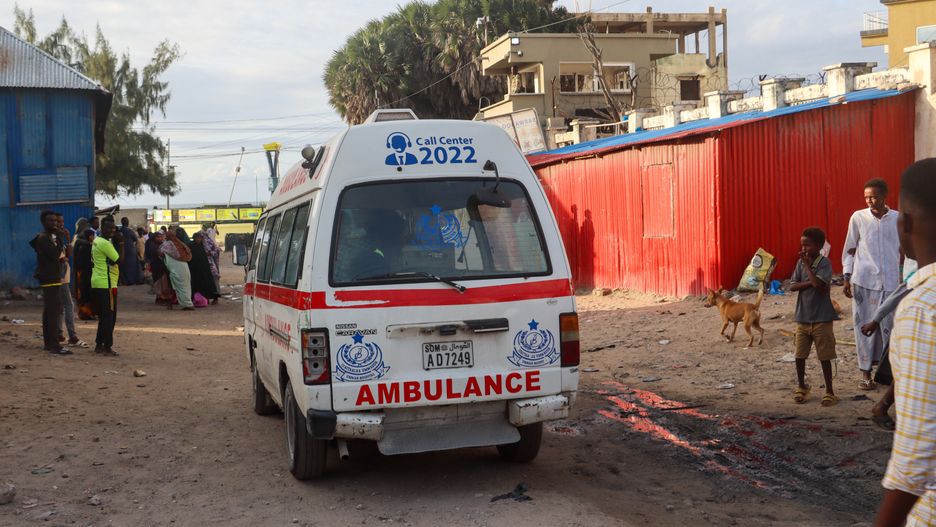 An ambulance car operates at the site of a suicide bombing in Mogadishu, Somalia, 03 August 2024. At least 32 people were killed and more than 60 were wounded in a suicide bombing and gun attack at the Beach View Hotel, a popular beach in Mogadishu, late on 02 August 2024 according to Somali police spokesperson Major Abdifatah Adan Hassa. EPA/SAID YUSUF WARSAME Dostawca: PAP/EPA.