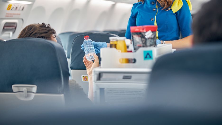 Podróżni nie zapłacili za przekąski w samolocie