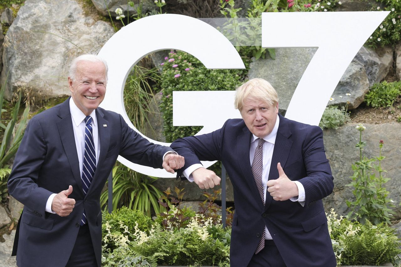 Johnson i Biden podpisali "nową Kartę Atlantycką"