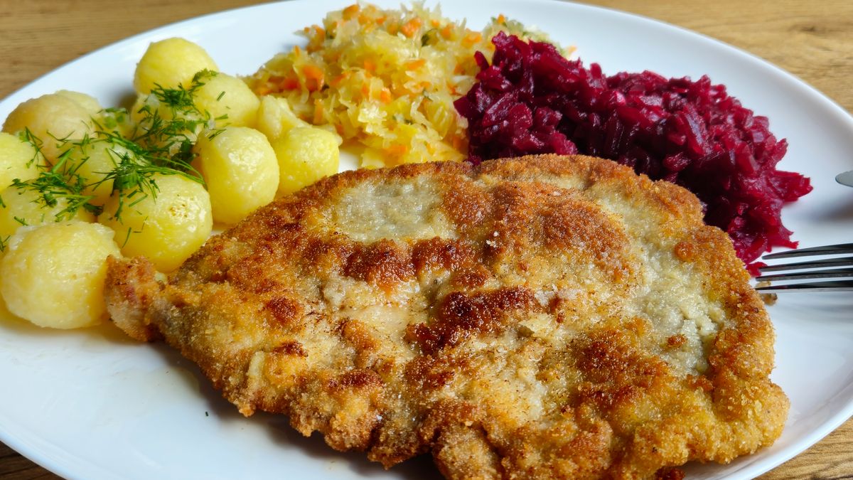 Kotlet schabowy z ziemniakami i ćwikłą 