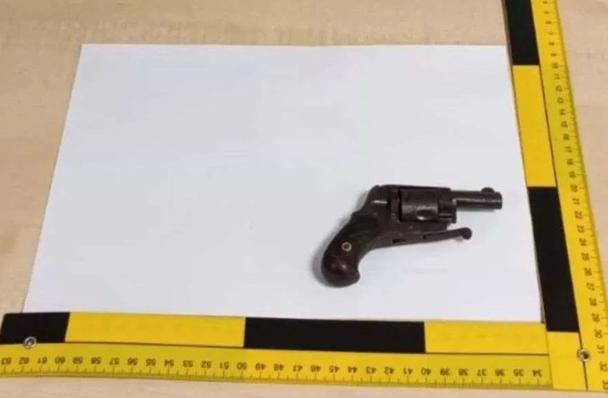 Taki pistolet miał w bagażu