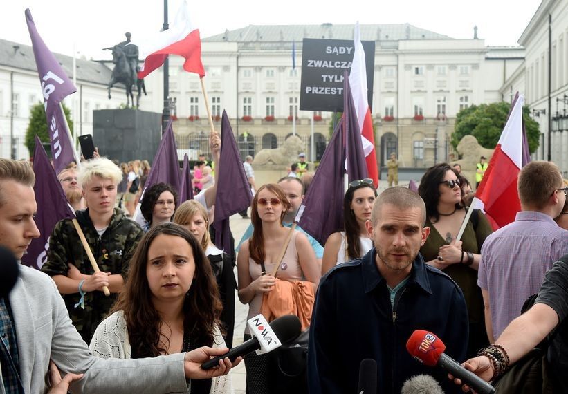 Demonstracja przed Pałacem Prezydenckim. "Chcemy weta!"