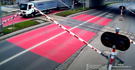Utknął na przejeździe. Postąpił dobrze, wyłamał rogatki