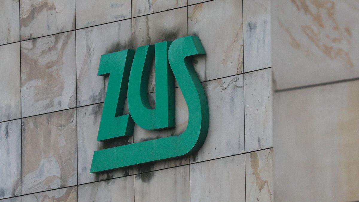 logo ZUSWarszawa, 08.10.2024. Zakład Ubezpieczeń Społecznych  w Warszawie, 8 bm. (ls/ibor) PAP/Leszek SzymańskiLeszek Szymański90, 90., 90-lecie, logo, logotyp, Zakład Ubezpieczeń Społecznych, znak graficzny, ZUS, forma graficzna, identyfikacja marki, logogram, symbol