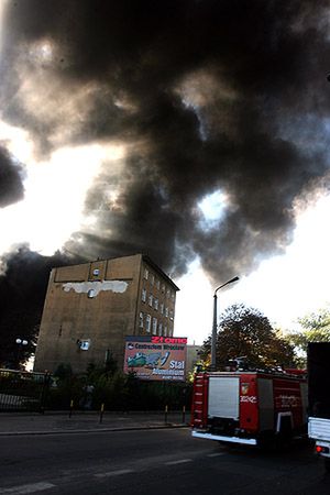 Centrum Wrocławia zasnuł czarny dym - płonie hurtownia