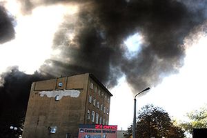 Centrum Wrocławia zasnuł czarny dym - płonie hurtownia