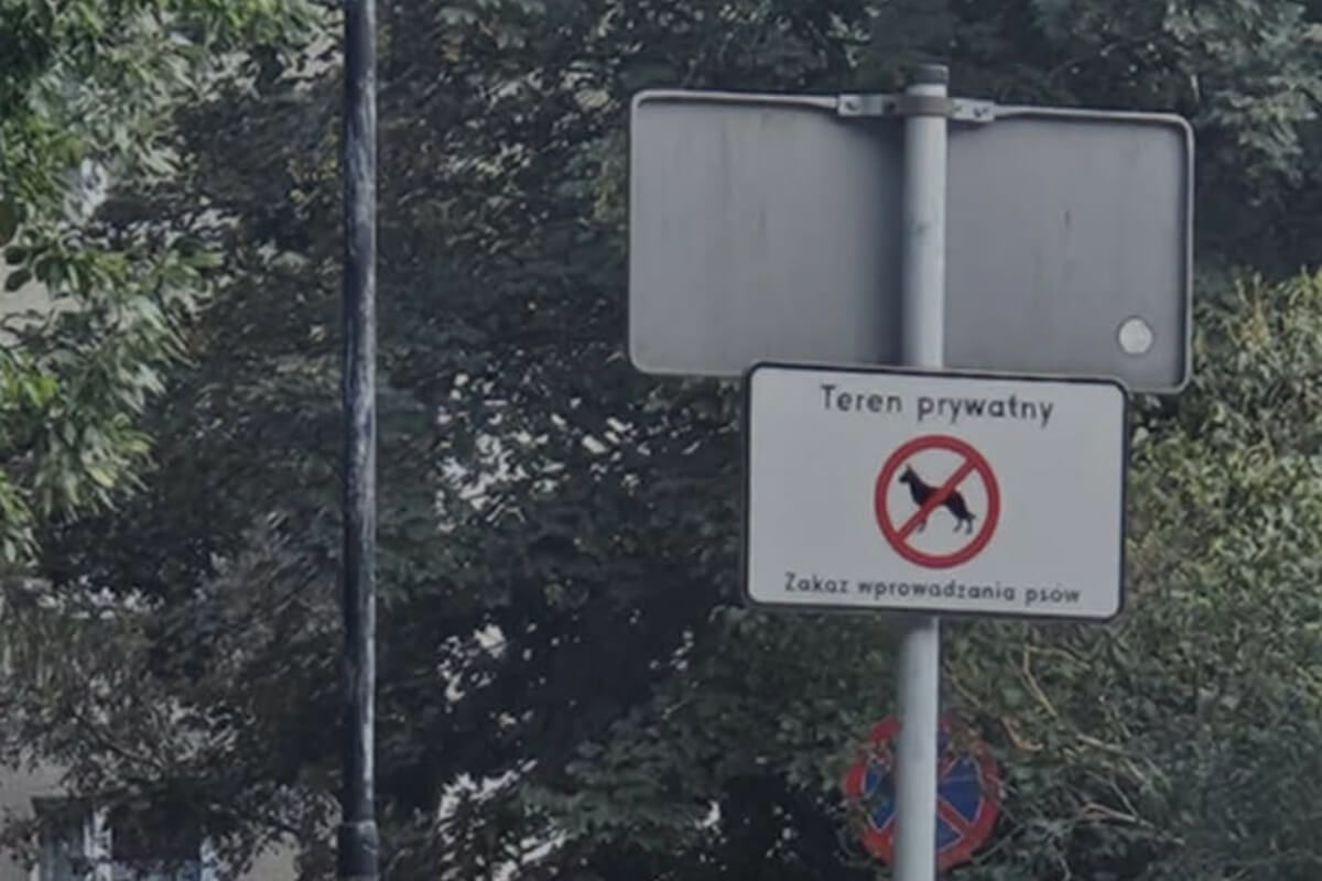 Znaki informujące o zakazie wyprowadzania psów na osiedlu Błonie w Lublinie