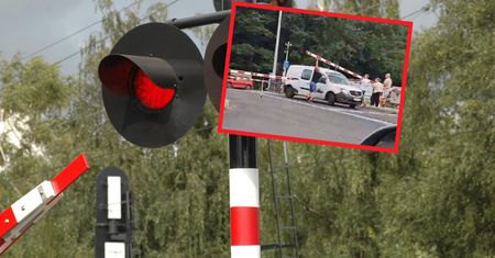 Chwile grozy pod Poznaniem. Samochód utknął między rogatkami