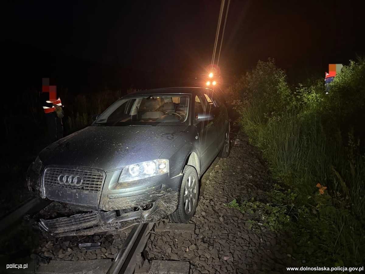 Nietrzeźwy kierujący wjechał na torowisko i porzucił auto. Szybka reakcja maszsynisty zapobiegła tragedii.
