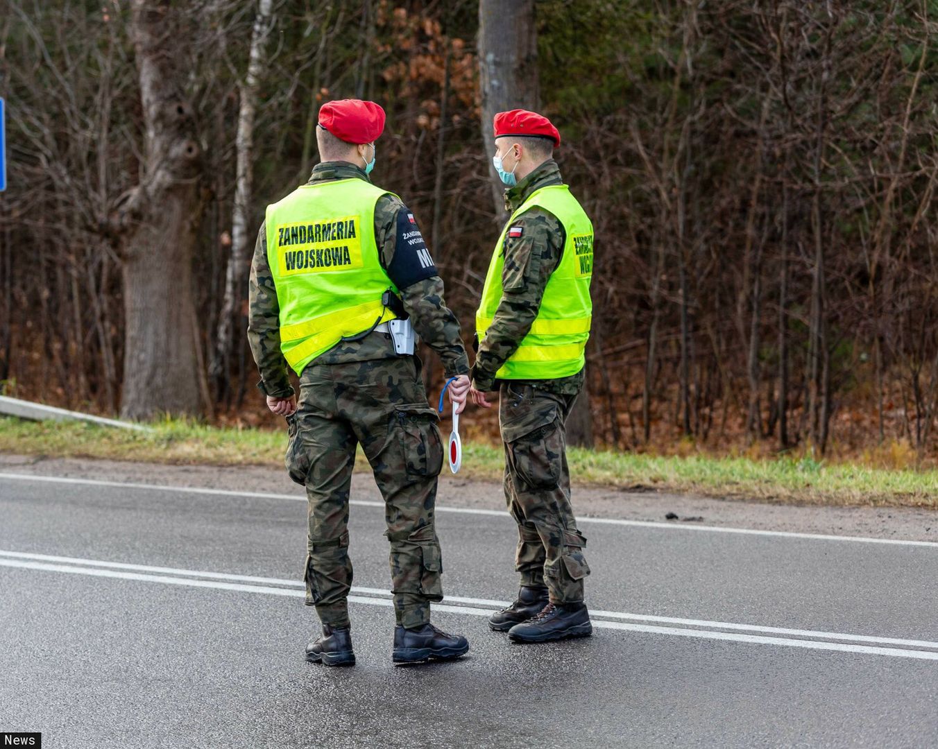 Ciężarówka uderzyła w tył busa Żandarmerii Wojskowej
