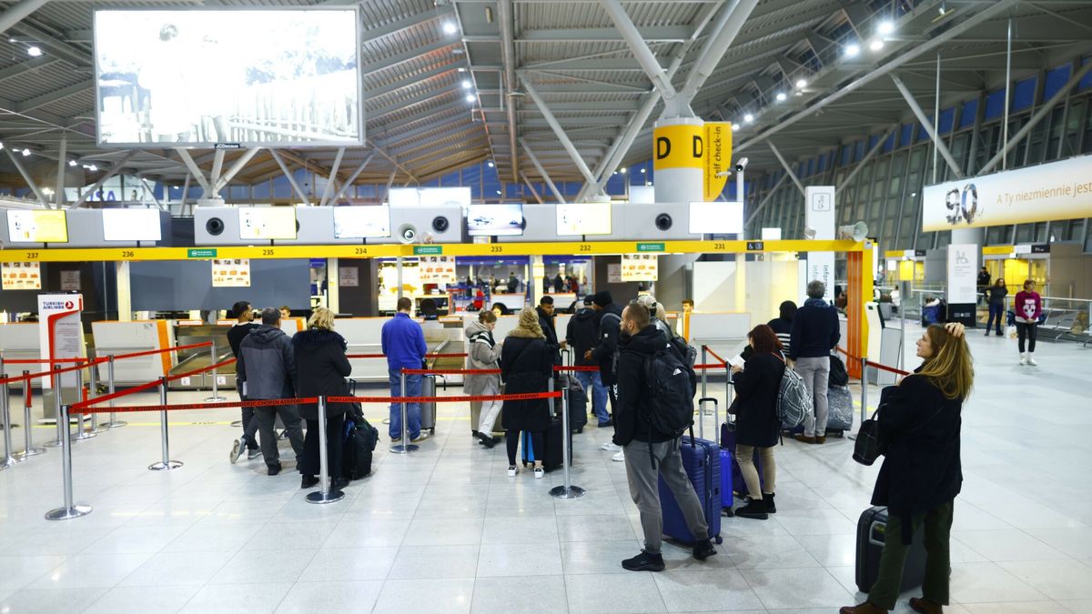 Awaria sterowania ruchem uziemiła samoloty na polskich lotniskac