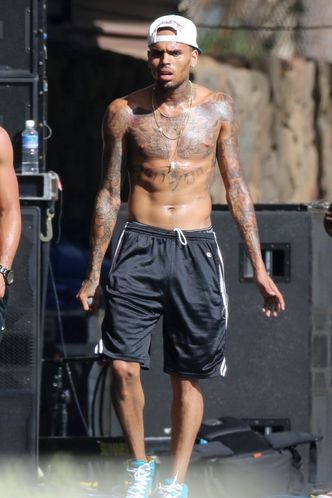 Chris Brown BEZ KOSZULKI!