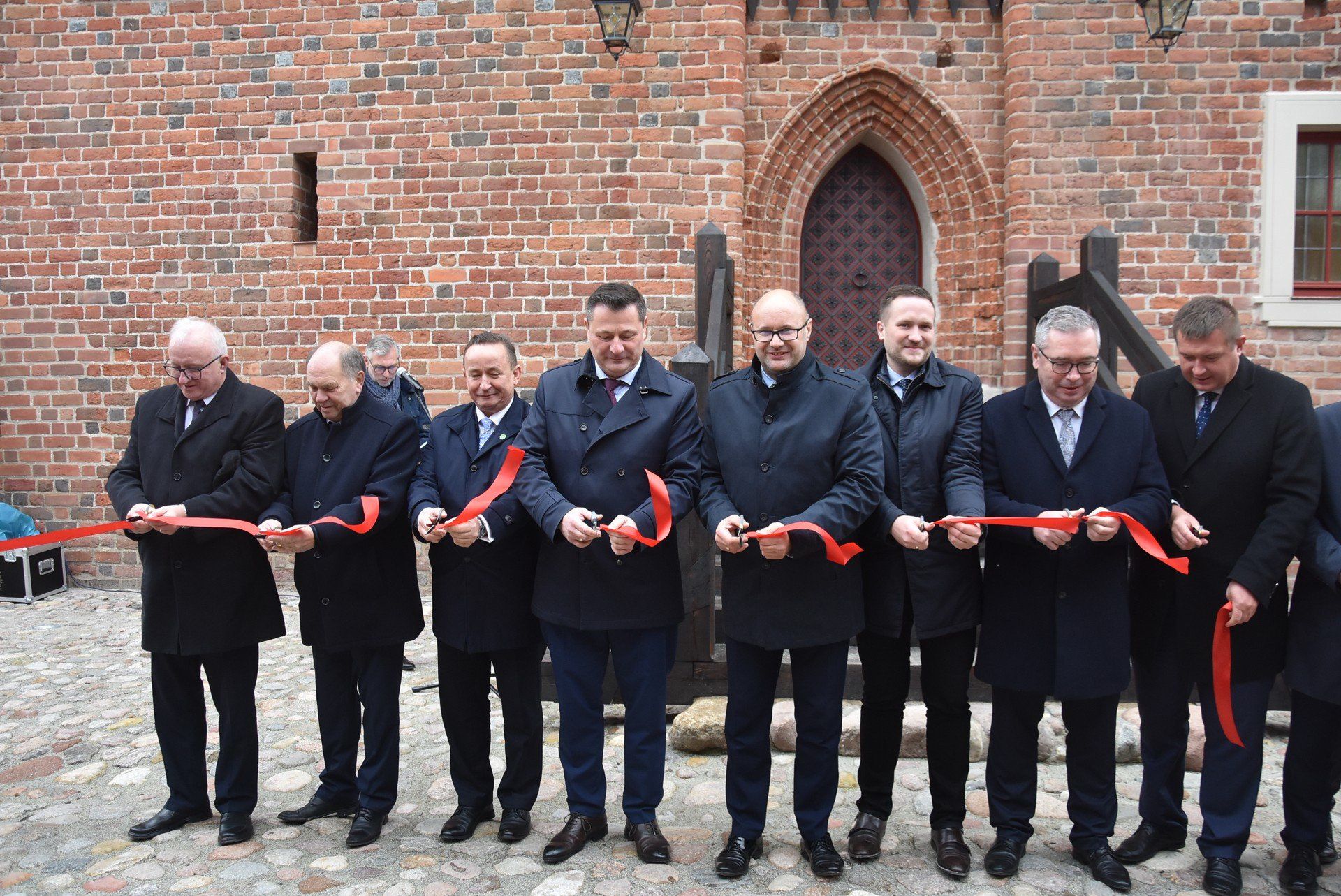 Przecięcie wstęgi symbolizujące otwarcie zamku