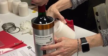 Wino Bordeaux było w kosmosie. Wraca na Ziemię na pokładzie statku SpaceX