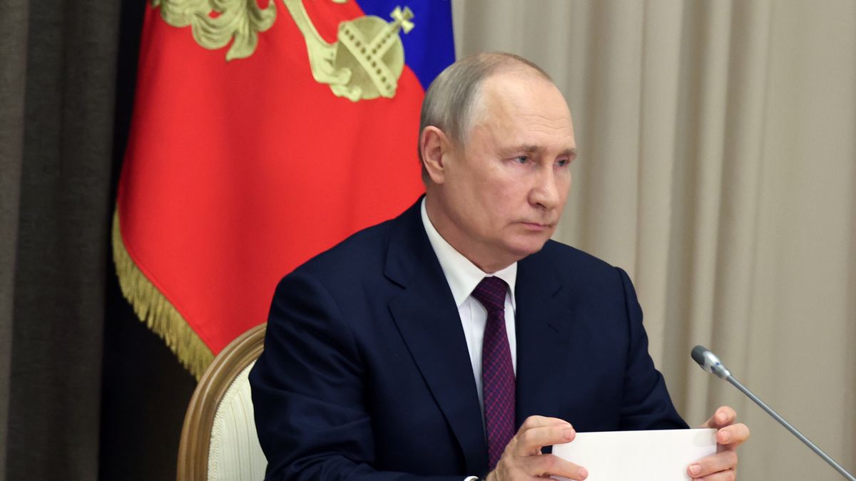 Russian President Vladimir Putin holds a meeting on implementation of the Murmansk LNG project, in Sochi, Russia, 04 September 2023. Vladimir Putin, opening a meeting on the implementation of the Murmansk LNG project, said 'Given the good prospects for expanding cooperation with friendly countries, we are considering the possibility of speeding up the construction of the Far East route, as well as the Power of Siberia 2 gas pipeline'. EPA/MIKHAEL KLIMENTYEV / SPUTNIK / KREMLIN POOL MANDATORY CREDIT Dostawca: PAP/EPA.