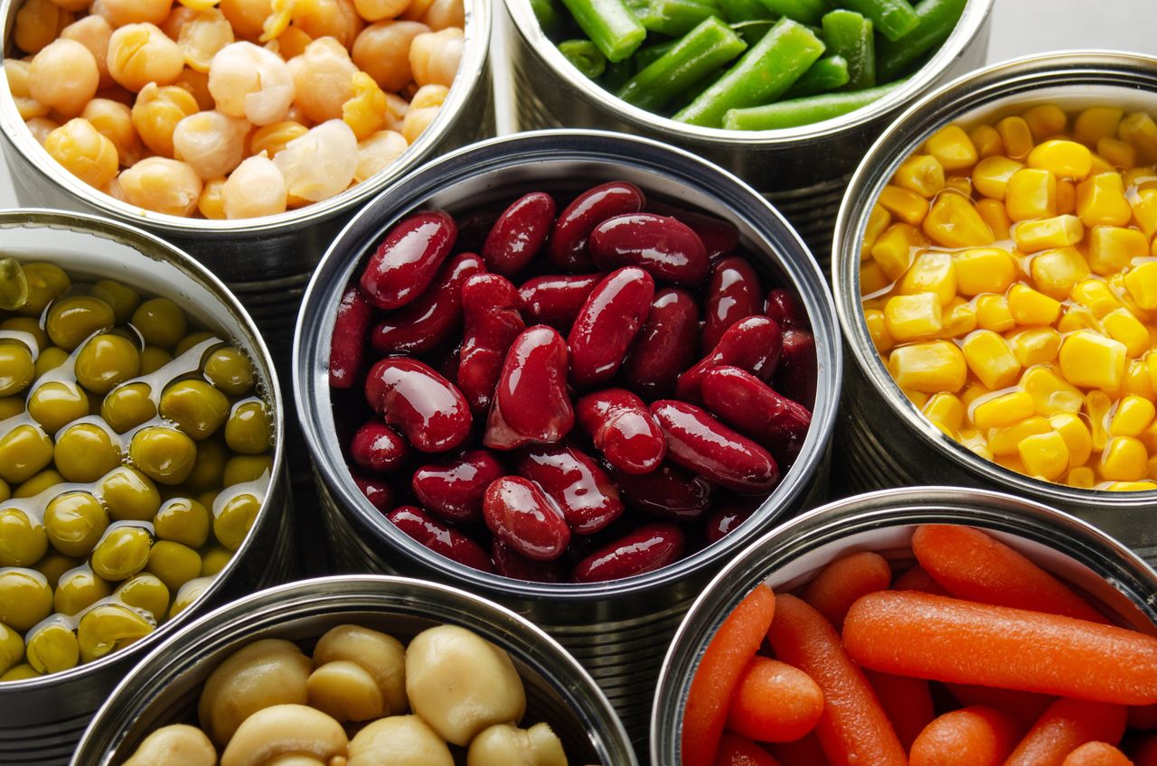 Jak prawidłowo przechowywać warzywa konserwowe z puszki? Można się zdziwić