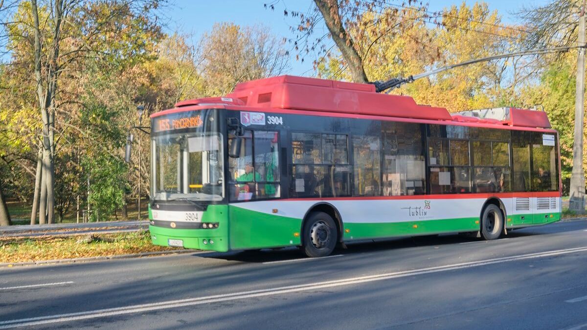 Sprawdź, jak dojechać na cmentarze w Lublinie autobusami w okresie Wszystkich Świętych