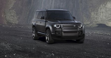 Defender 130 dostępny z silnikiem V8. Ma wszystko, co oferuje ten model