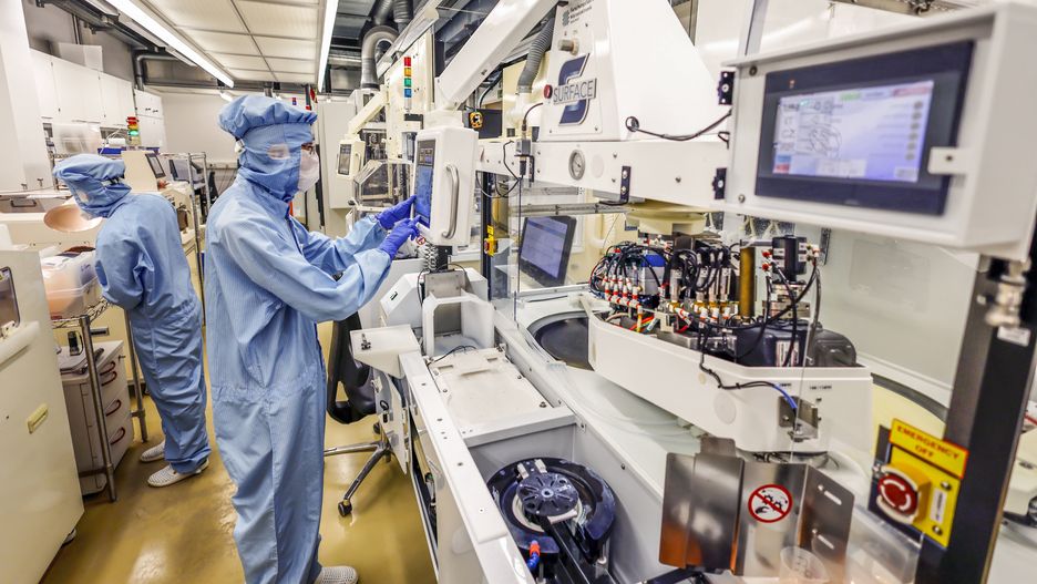 Fraunhofer Institute for Electronic Nano Systems ENAS in Chemnitz
epa10858808 Employees work in a clean room with wafers at the Fraunhofer Institute for Electronic Nano Systems ENAS in Chemnitz, Germany, 13 September 2023. In 'Silicon Saxony', as the region is called, high-tech companies such as Infineon, Globalfoundries and Bosch, among others, produce. Taiwanese chip manufacturer TSMC also wants to build a semiconductor factory in Dresden. The new 'European Chips Act' passed by the EU Parliament is intended to make Europe less dependent on semiconductors from the USA and above all from Asia in the future. Instead, the EU wants to double its current ten percent share of global semiconductor production by 2030 and mobilize 43 billion euros for this purpose.  EPA/HANNIBAL HANSCHKE 
Dostawca: PAP/EPA.
HANNIBAL HANSCHKE