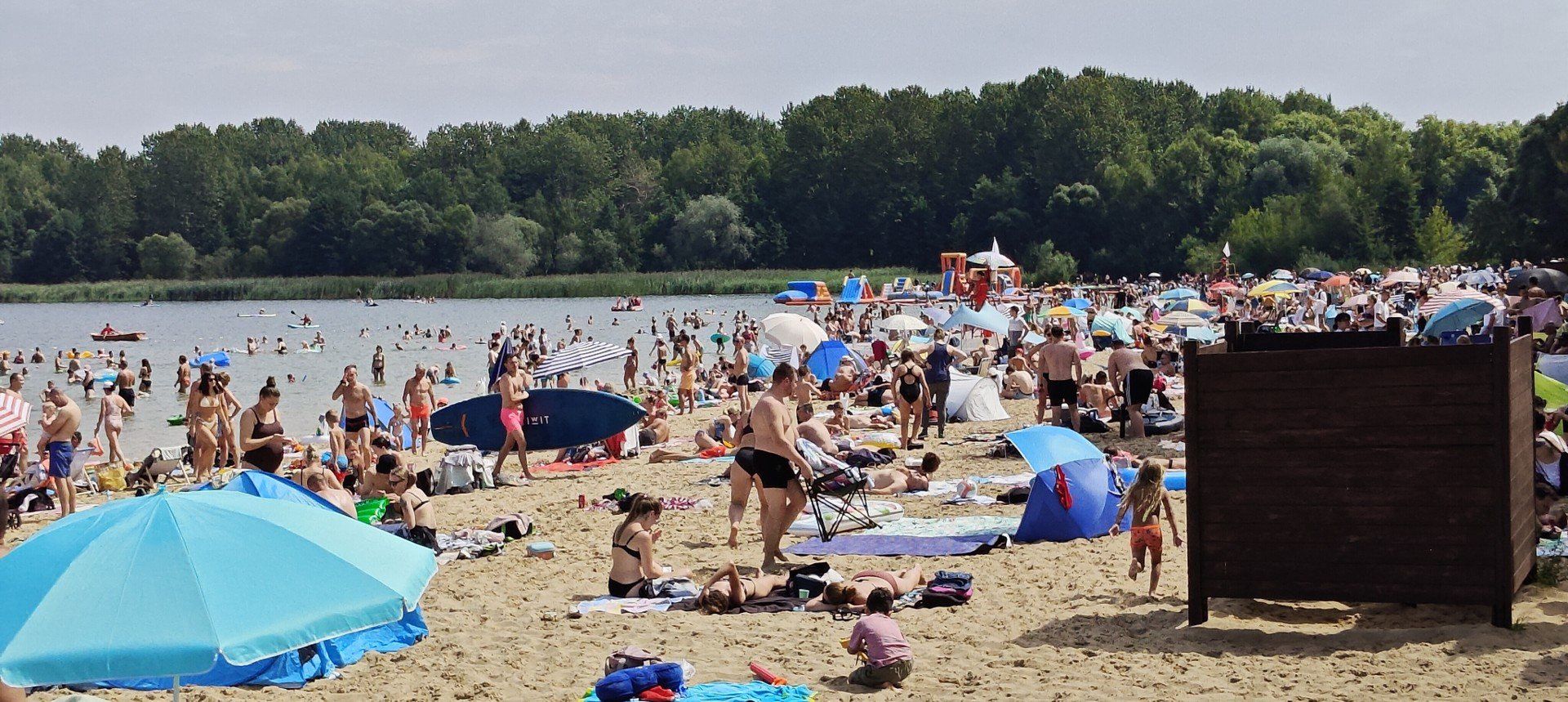 Dąbrowska Riwiera przeżywa oblężenie! Pogoria III pęka w szwach. Plażowicze korzystają z uroków słońca i orzeźwiającej wody. Zobacz ZDJĘCIA
