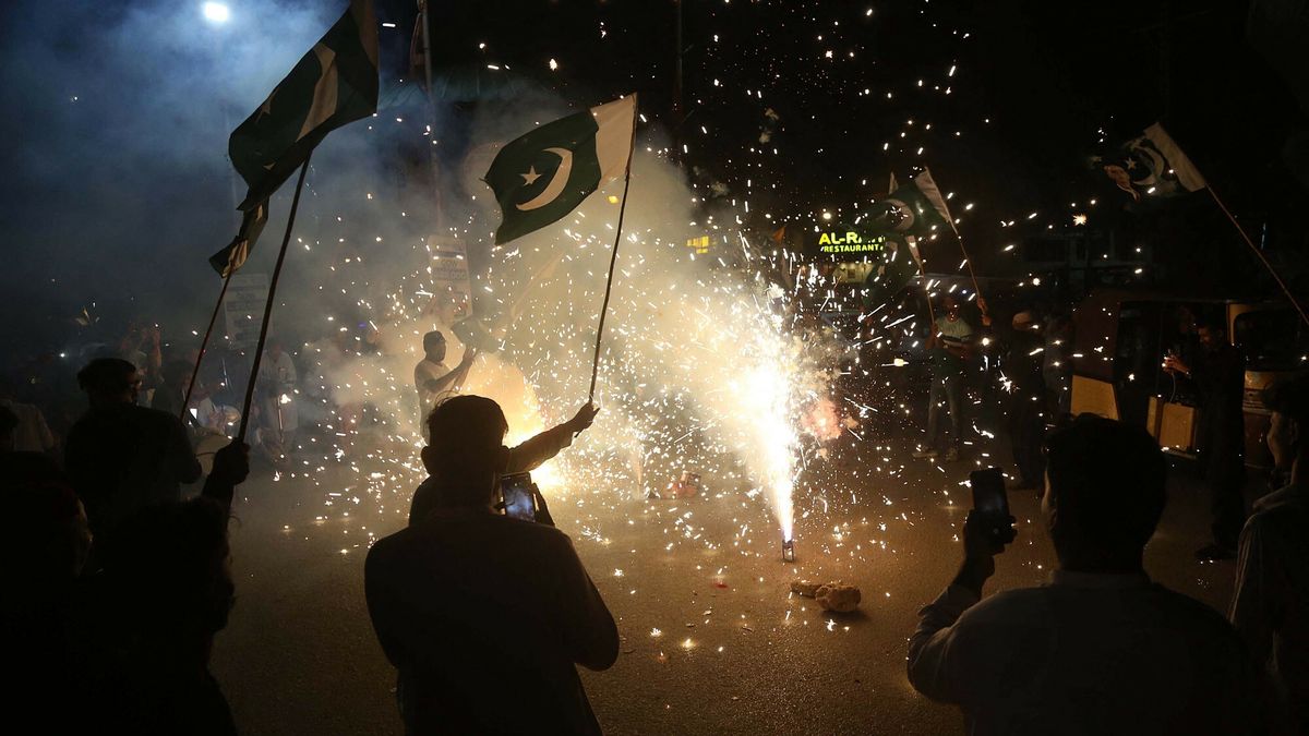 Pakistan świętujący zawieszenie ognia z Indiami