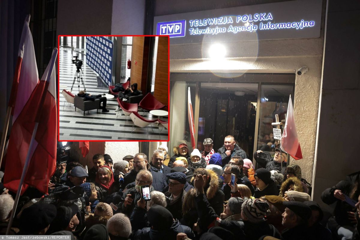 Zdjęcie z czwartkowej manifestacji w obronie TVP zorganizowanej przez warszawski klub "Gazety Polskiej" 