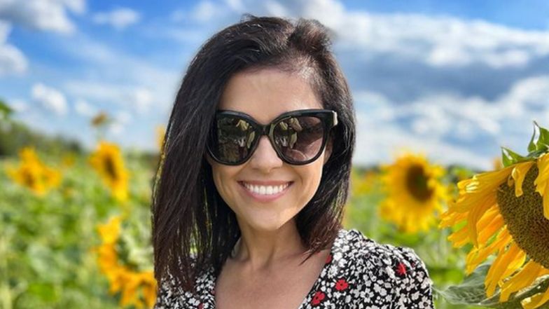 Katarzyna Cichopek prezentuje twarz bez makijażu i pozuje w słonecznikach