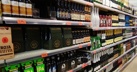 Zapytał policjantów o mandata za kradzież. Chwilę później okradł sklep