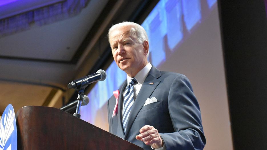 Szczepionka na COVID-19. Joe Biden przyjmie dawkę. Jest data