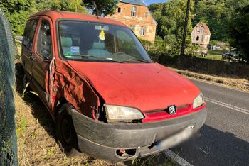 Rozbił kradzione auto. Był pijany, poszukiwany i miał zakaz prowadzenia