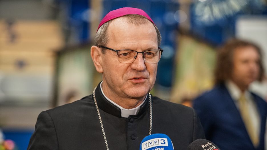 Archbishop Tadeusz Wojda talking to over 300 people who took part in the Christmas Eve meal is seen in Sopot, Poland on 24 December 2022  Traditional Polish Christmas Eve meal was organised by Caritas Poland Christian charity organisation. People shared a special wafer when exchanging Christmas greetings. Homeless and poor were regaled with traditional Polish bigos, pierogi,fish, bread and cakes. (Photo by Michal Fludra/NurPhoto via Getty Images)