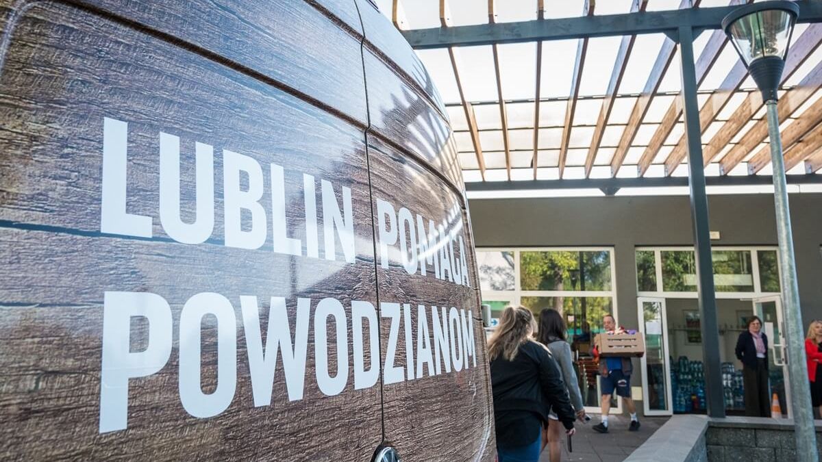 Punkt zbiórki rzeczowej dla osób poszkodowanych w powodzi na terenie miasteczka ruchu drogowego przy Al. Zygmuntowskich 4