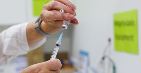 Przeciwwskazania do szczepienia AstraZenecą. Kiedy należy je odłożyć?