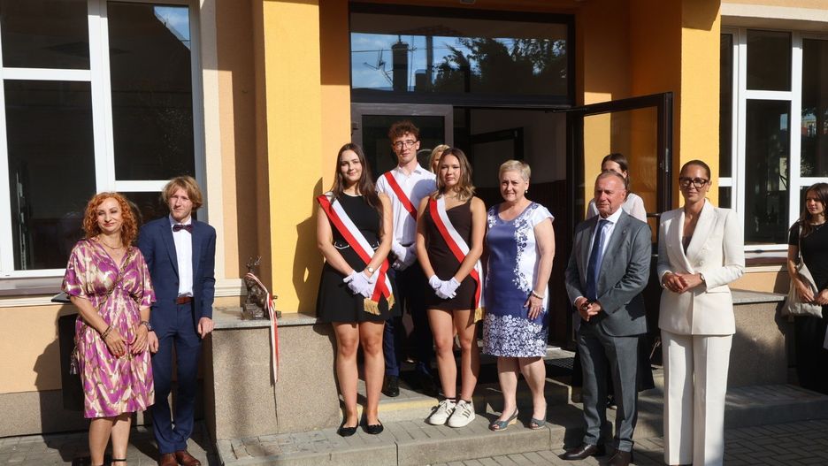 27.06.2025 Jelenia Góra. Zakończenie roku szkolnego w II LO i odsłonięcie jelonka