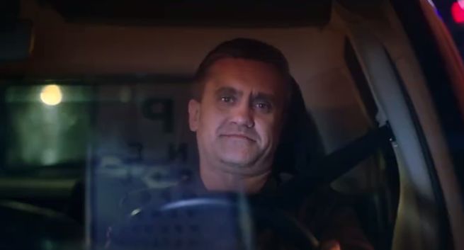 Test wzroku w warsztacie reklamuje promocję Vision Express dla kierowców (wideo)